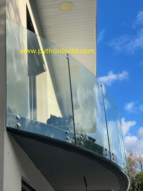 Curved glass railing