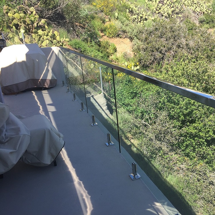Simple design spigots glass railing with square top capping